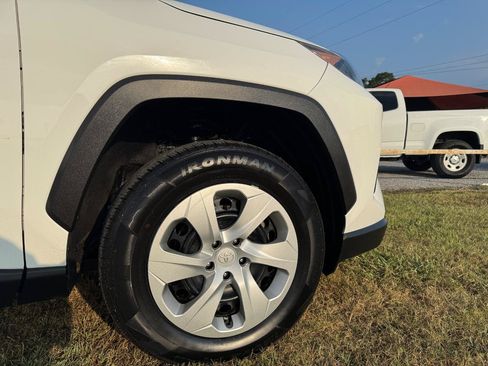 Used 2020 Toyota RAV4 LE FWD image 7
