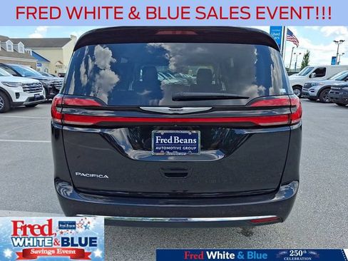 Used 2024 Chrysler Pacifica Touring-L FWD image 9