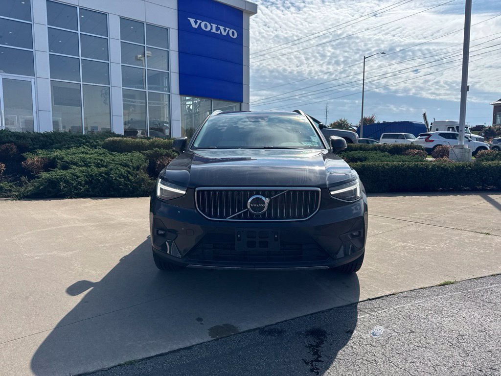 Used 2025 Volvo XC40 B5 Plus w/ Protection Package Premier AWD/4WD image 2