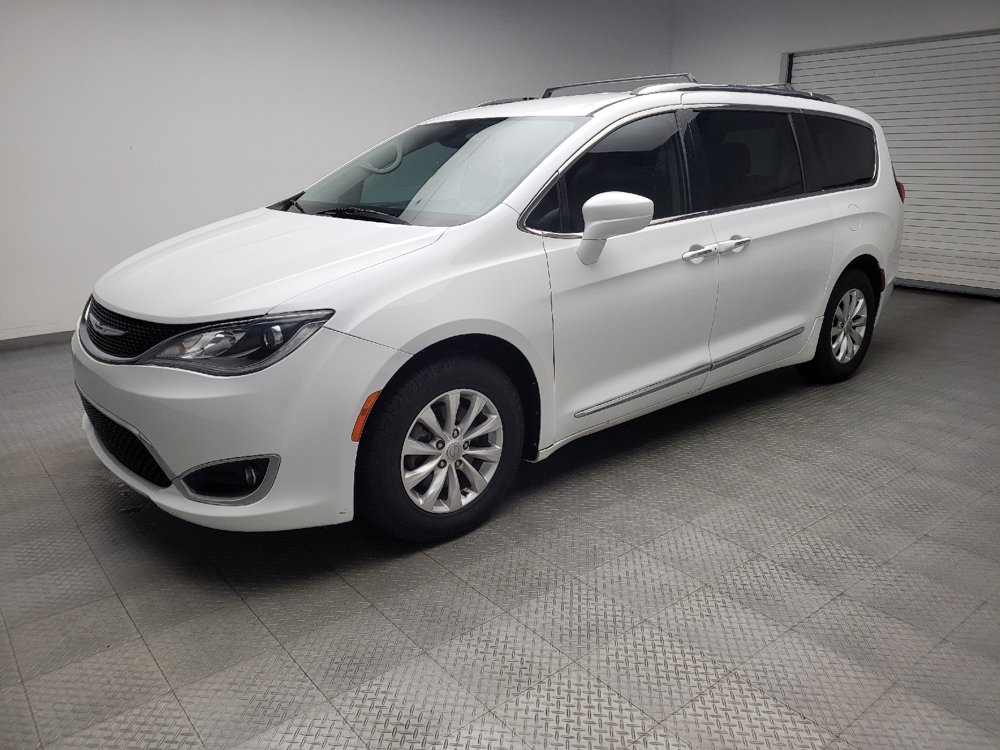Used 2018 Chrysler Pacifica Touring-L FWD image 2