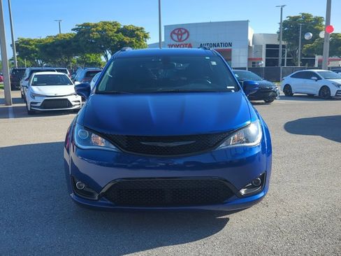 Used 2018 Chrysler Pacifica Touring-L image 2