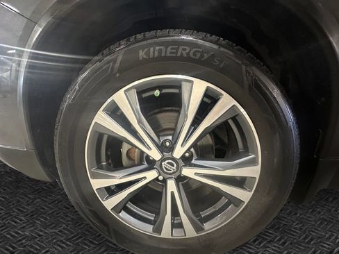 Used 2019 Nissan Rogue SV w/ Premium Package FWD image 12