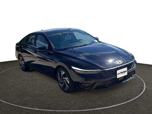 Certified 2025 Hyundai Elantra Limited FWD image 9