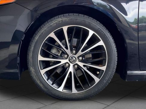 Used 2018 Toyota Camry SE w/ Moonroof Package FWD image 11