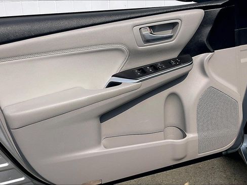Used 2017 Toyota Camry XLE w/ Moonroof Package FWD image 28