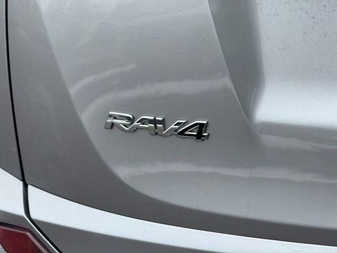Used 2018 Toyota RAV4 LE image 9