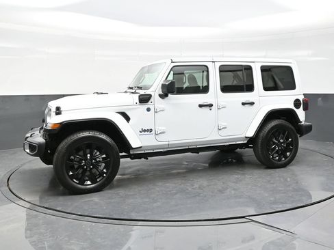 Used 2025 Jeep Wrangler Unlimited Sahara w/ Safety Group AWD/4WD image 3