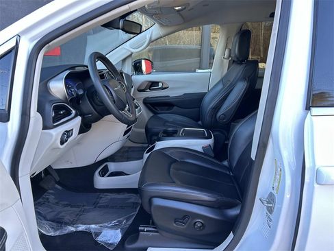 Used 2024 Chrysler Pacifica Touring-L image 11