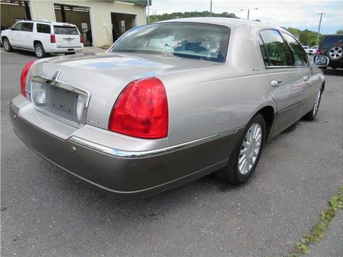 Used 2003 Lincoln Town Car Signature image 31