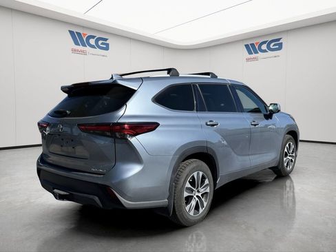 Used 2022 Toyota Highlander XLE AWD/4WD image 4