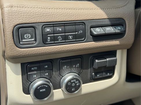 Used 2022 GMC Yukon Denali w/ Denali Premium Package AWD/4WD image 23