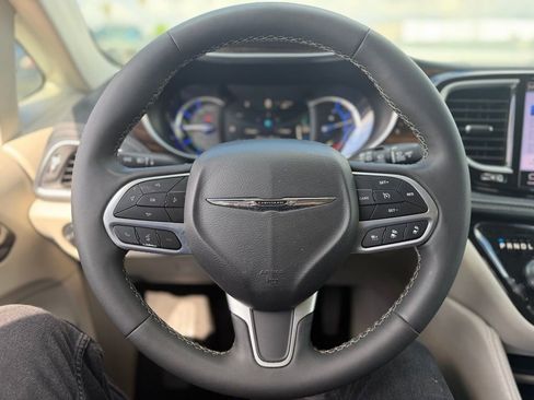Used 2023 Chrysler Pacifica Limited FWD image 6