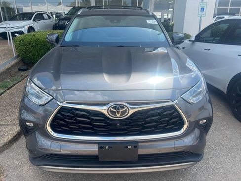 Used 2023 Toyota Highlander Platinum FWD image 2