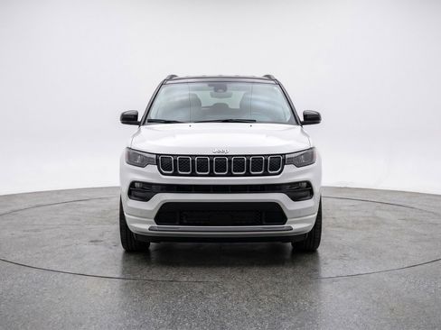 Used 2025 Jeep Compass Latitude AWD/4WD image 2