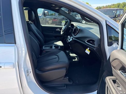 New 2027 Chrysler Pacifica Select FWD image 21