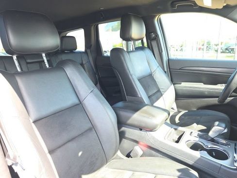 Used 2020 Jeep Grand Cherokee Laredo RWD image 9