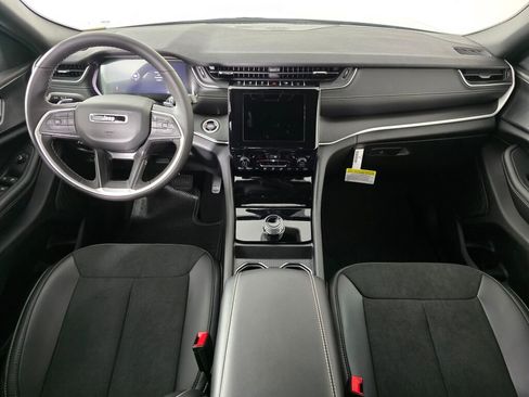 New 2025 Jeep Grand Cherokee Altitude image 18