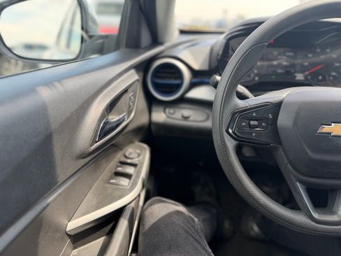 Used 2024 Chevrolet Trax LS w/ LS Convenience Package image 8