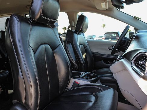 Used 2024 Chrysler Pacifica Touring-L FWD image 16
