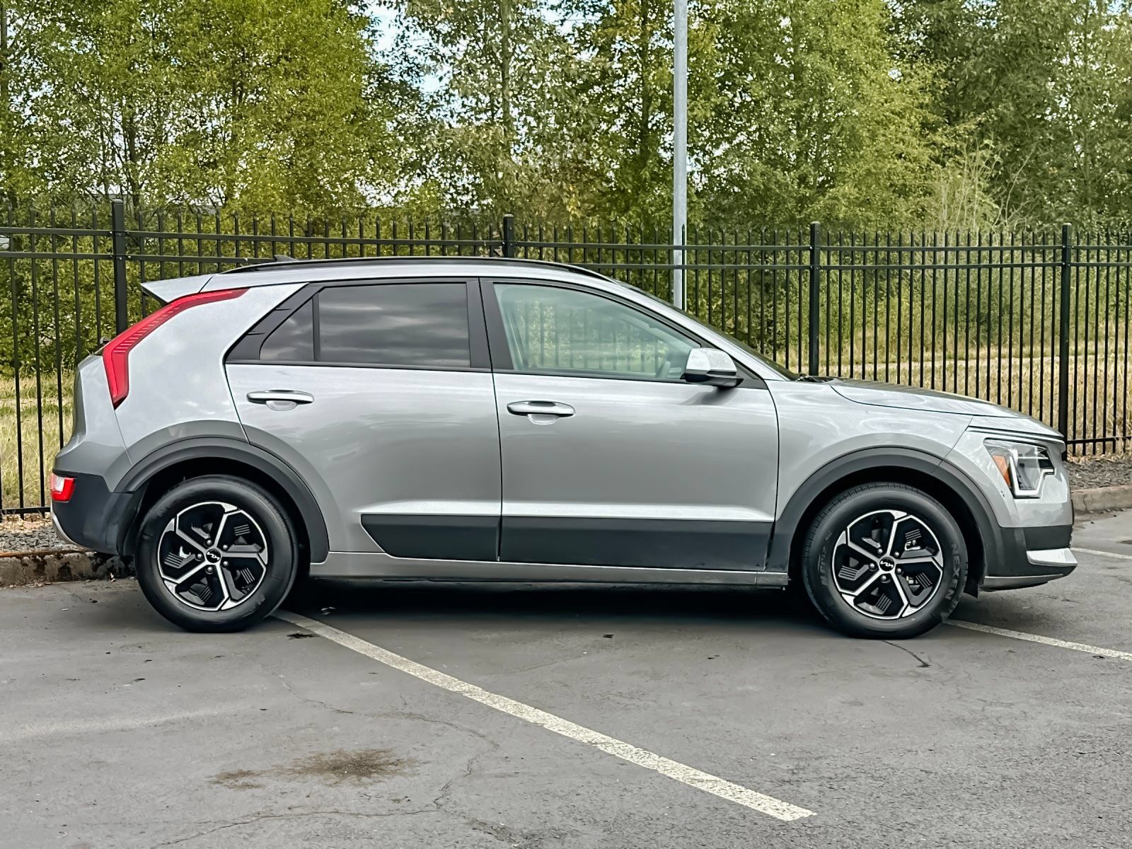 Used 2025 Kia Niro LX FWD image 2
