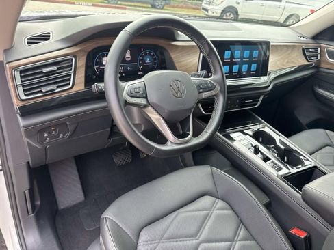 Used 2025 Volkswagen Atlas SE FWD image 17