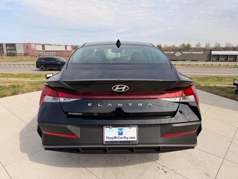 Used 2025 Hyundai Elantra SE FWD image 4