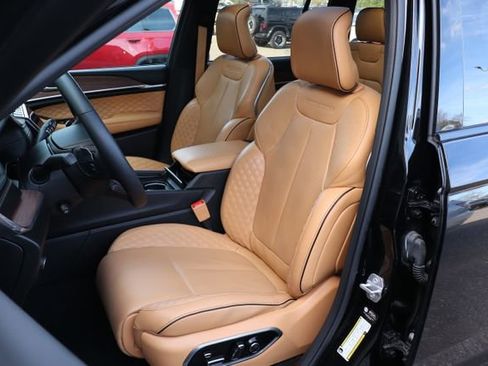 Used 2025 Jeep Grand Cherokee Summit w/ Obsidian Package image 13