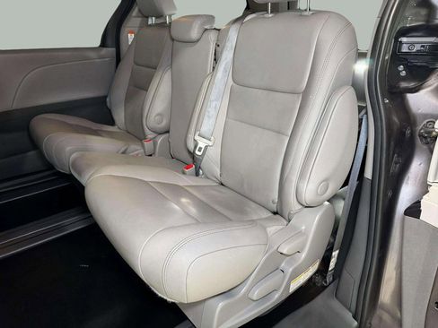 Used 2020 Toyota Sienna L image 23