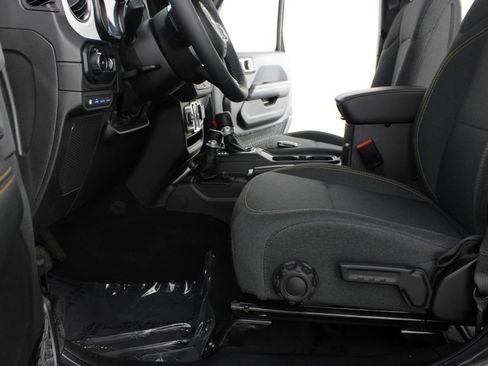 Used 2025 Jeep Wrangler Unlimited Sahara AWD/4WD image 15