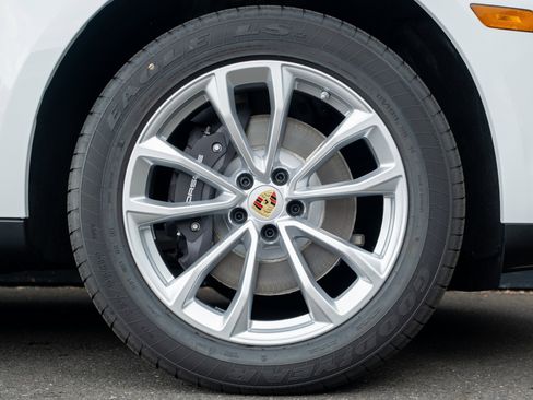 Certified 2026 Porsche Macan AWD/4WD image 15