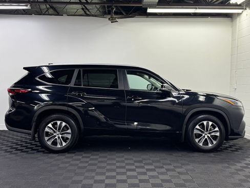 Used 2024 Toyota Highlander XLE AWD/4WD image 4