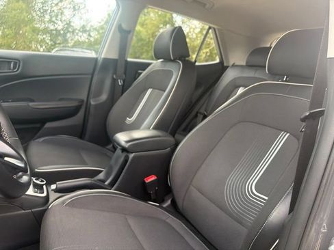 Used 2024 Hyundai Venue Limited FWD image 18