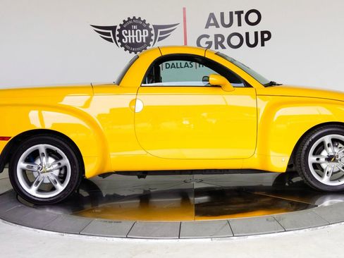 Used 2006 Chevrolet SSR w/ Preferred Equipment Group RWD image 11