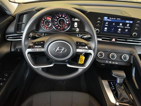 Used 2023 Hyundai Elantra SE FWD image 13