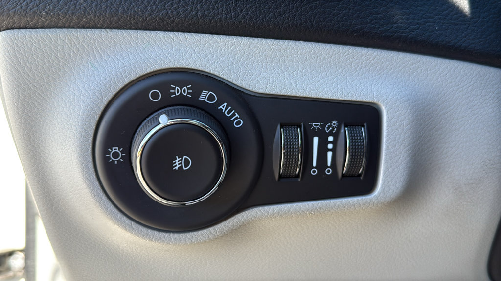 Used 2021 Jeep Compass Latitude w/ Sun and Sound Group AWD/4WD image 18