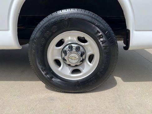 Used 2016 Chevrolet Express 2500 LT w/ LT Preferred Equipment Group RWD image 17