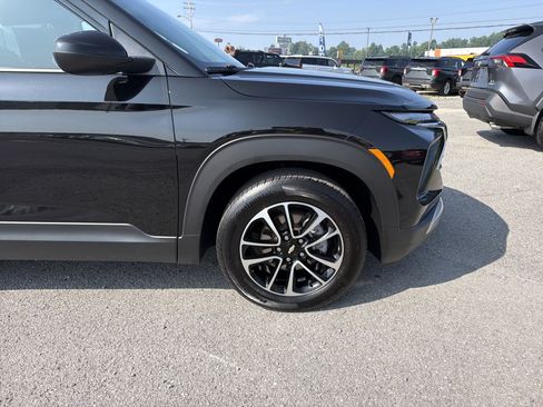 Used 2025 Chevrolet TrailBlazer LT FWD image 2