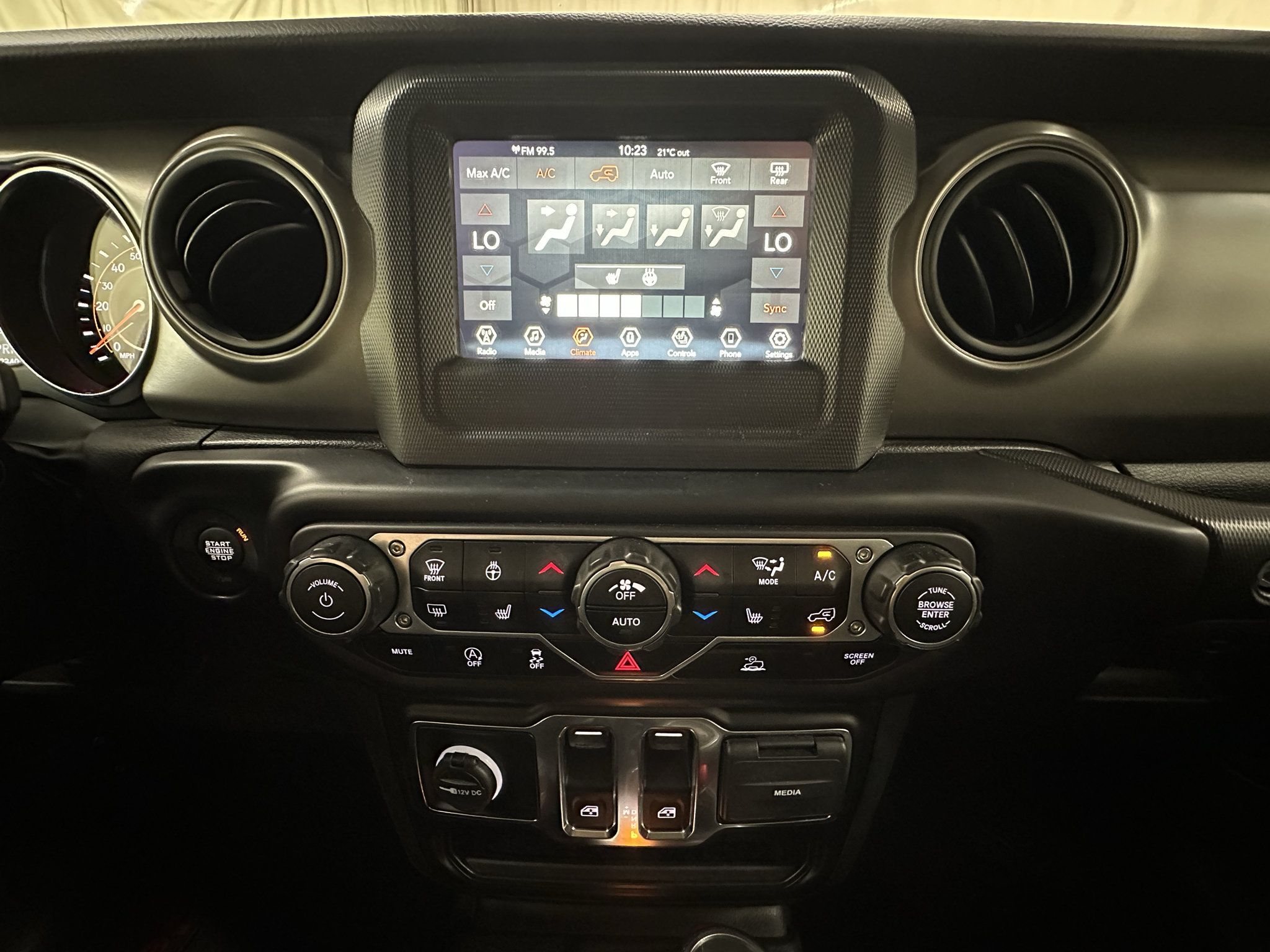 Used 2022 Jeep Wrangler Sport AWD/4WD image 30