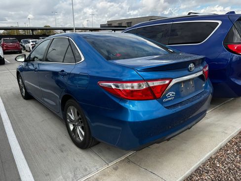 Used 2017 Toyota Camry SE image 3