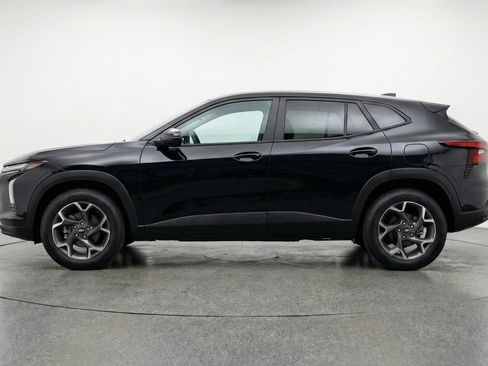 Used 2025 Chevrolet Trax LT w/ LT Convenience Package image 5