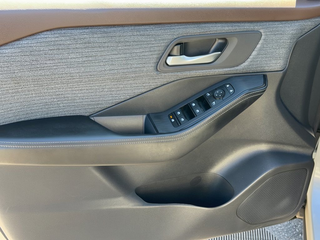 Used 2023 Nissan Rogue SV FWD image 14
