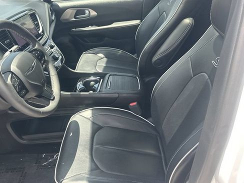 Used 2023 Chrysler Pacifica Limited w/ Uconnect Theater Family Group AWD/4WD image 13