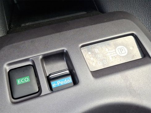 Used 2025 Nissan Leaf S image 23