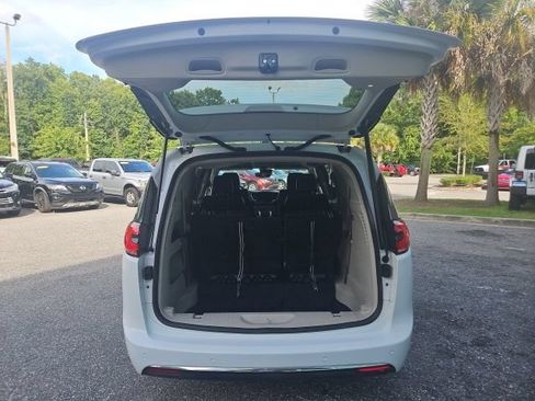 Used 2024 Chrysler Pacifica Touring-L FWD image 6