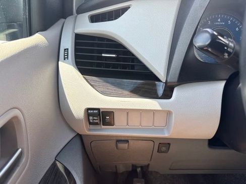 Used 2020 Toyota Sienna XLE w/ Carpet Mat Package FWD image 10