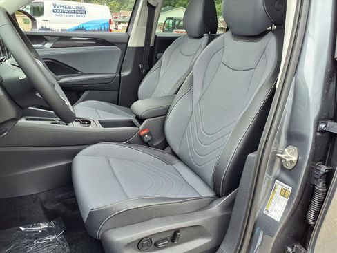 New 2025 Volkswagen Tiguan SE image 4