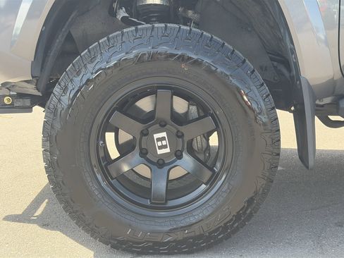 Used 2018 Toyota Tacoma TRD Sport w/ Technology Package AWD/4WD image 11