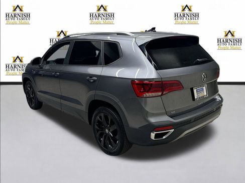 Used 2022 Volkswagen Taos SE w/ Panoramic Sunroof Package FWD image 9