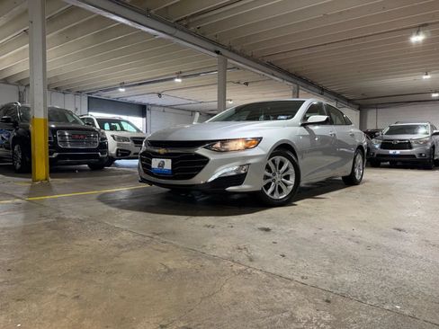 Used 2019 Chevrolet Malibu LT FWD image 2