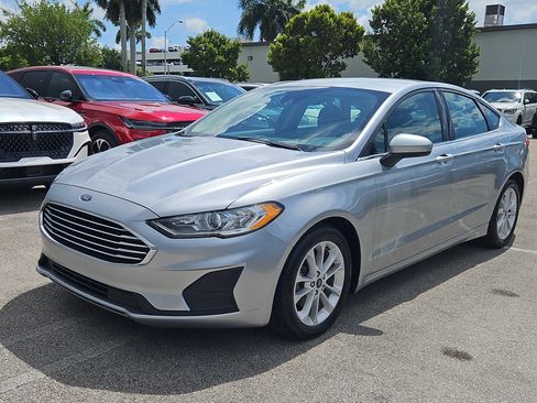 Used 2020 Ford Fusion SE image 2